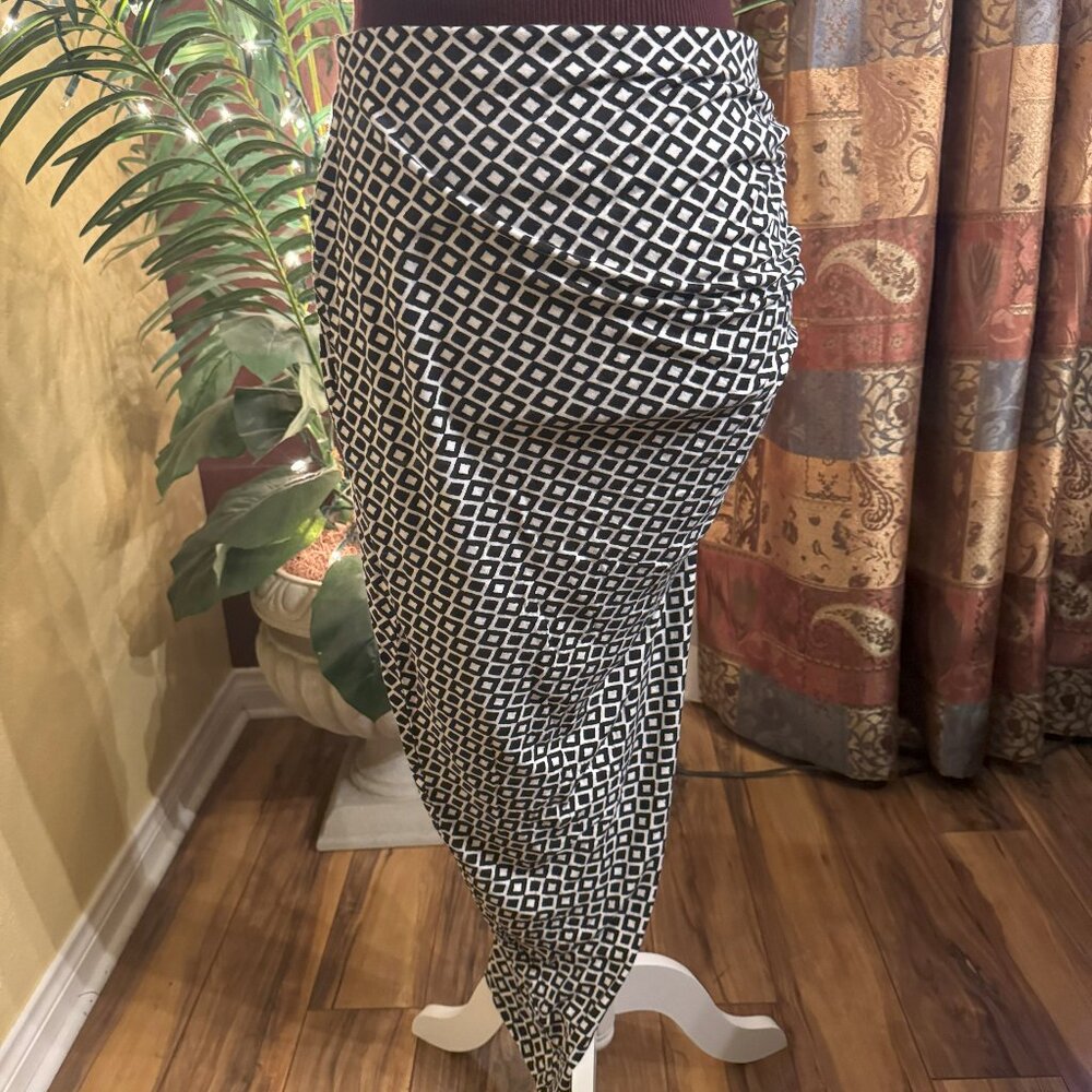Body Contouring Black and White Printed Assymetrical Long Skirt